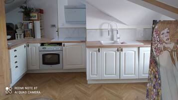 Réfrigérateur, micro-ondes, plaque de cuisson, lave-vaisselle