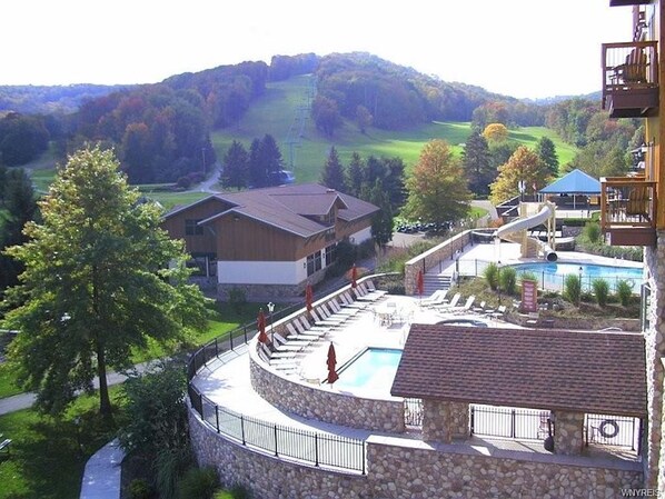 Piscine intérieure, piscine extérieure