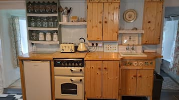 Cottage | Private kitchen | Fridge, oven, stovetop, electric kettle