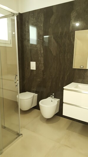 Douche, sèche-cheveux, bidet, serviettes fournies