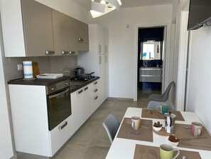 Kühlschrank, Ofen, Herdplatte, Kochgeschirr/Geschirr/Besteck