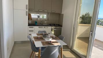 Kühlschrank, Ofen, Herdplatte, Kochgeschirr/Geschirr/Besteck