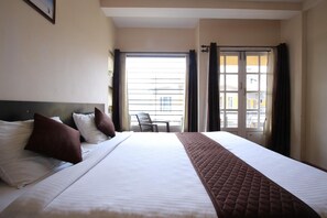 Hypo-allergenic bedding, iron/ironing board, rollaway beds, bed sheets - The Hill Side (Ootacamund)