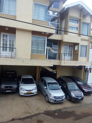 Free self-parking - The Hill Side (Ootacamund)