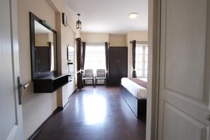 Hypo-allergenic bedding, iron/ironing board, rollaway beds, bed sheets - The Hill Side (Ootacamund)