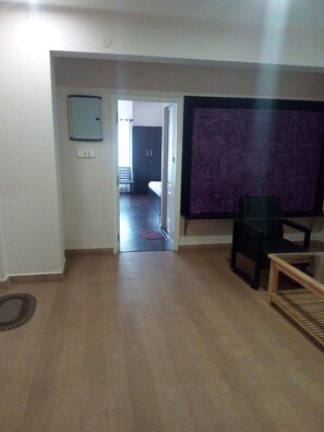 Apartamento familiar | Zona de estar | Televisión LCD de 22 pulgadas con canales digitales, una televisión