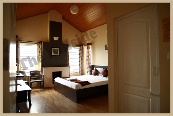 Habitación Deluxe doble | Ropa de cama hipoalergénica y tabla de planchar con plancha