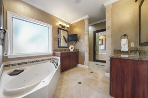 Ensemble douche/baignoire, baignoire à jets, sèche-cheveux