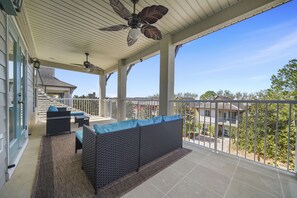 Terrace/patio - Beach Daze New 5BR, 4BA, 16 guest, Game Room. (Destin)