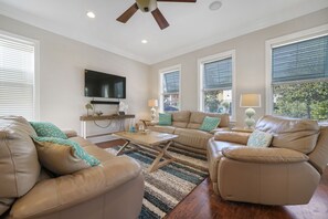 Smart TV, DVD player - Beach Daze New 5BR, 4BA, 16 guest, Game Room. (Destin)
