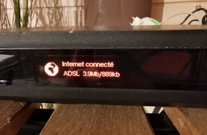 Ein digitales Display zeigt eine Internetverbindungsgeschwindigkeit von 3,9 Mb/889 kb an.