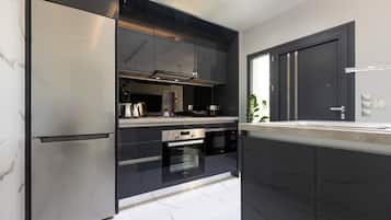 雪櫃、微波爐、焗爐、洗碗機