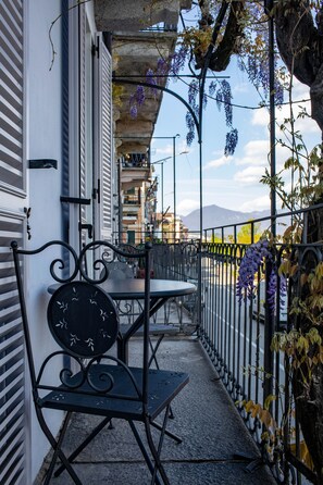 Outdoor dining - La Dimora del Glicine (Belgirate)