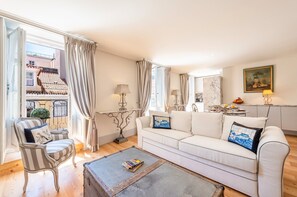 TV - GuestReady - Áurea Art apartment (Lisboa)