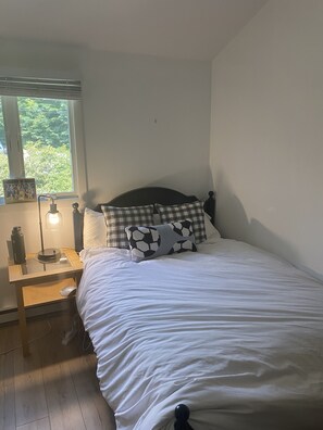4 bedrooms, desk, iron/ironing board, WiFi