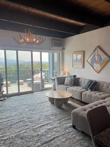 Jaw-dropping views. Gorgeous 4-bed, FREE golf, hiking trails + the lake