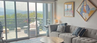 Jaw-dropping views. Gorgeous 4-bed, FREE golf, hiking trails + the lake