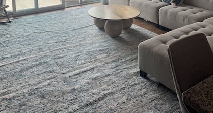 Jaw-dropping views. Gorgeous 4-bed, FREE golf, hiking trails + the lake