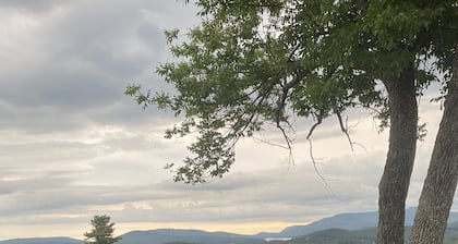 Fall foliage! Jaw-dropping views. Gorgeous 4-bed by hiking trails + the lake