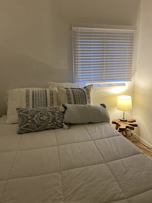 4 slaapkamers, een bureau, een strijkplank/strijkijzer, wifi