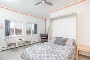 1 غرفة نوم ومكواة/لوح كي وواي فاي مجانًا وملاءات أسرّة