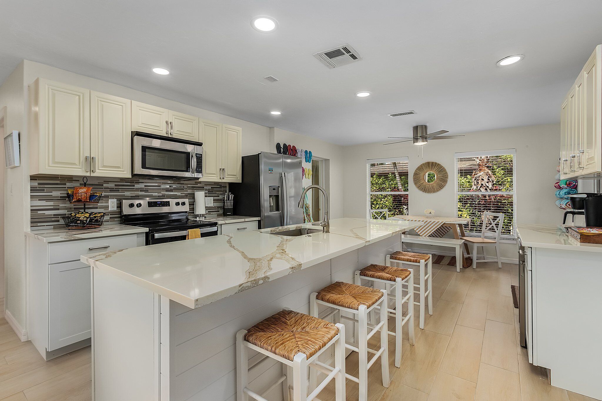 Een koelkast, een magnetron, een oven, een kookplaat