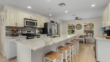 Een koelkast, een magnetron, een oven, een kookplaat