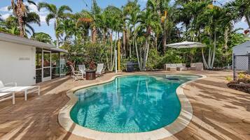 Alberca al aire libre y alberca climatizada