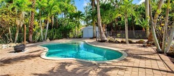 Estey Oasis. Heated Pool! Close to Beaches/5th Ave!