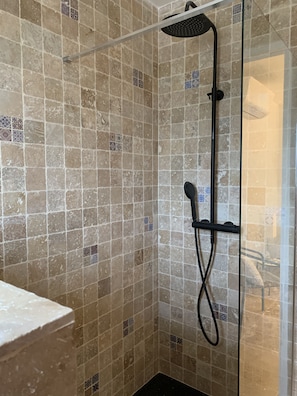 Douche, sèche-cheveux, serviettes fournies, papier toilette