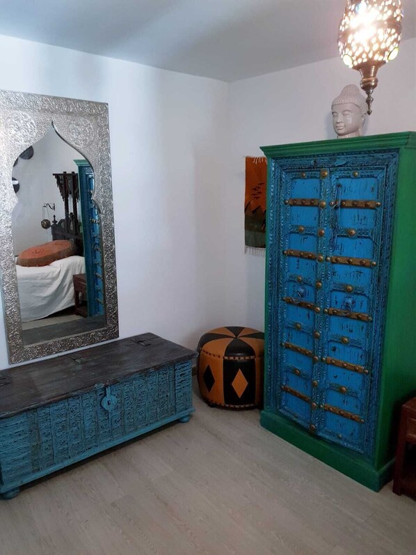 2 عدّة غرف نوم ومكواة/لوح كي وواي فاي مجانًا