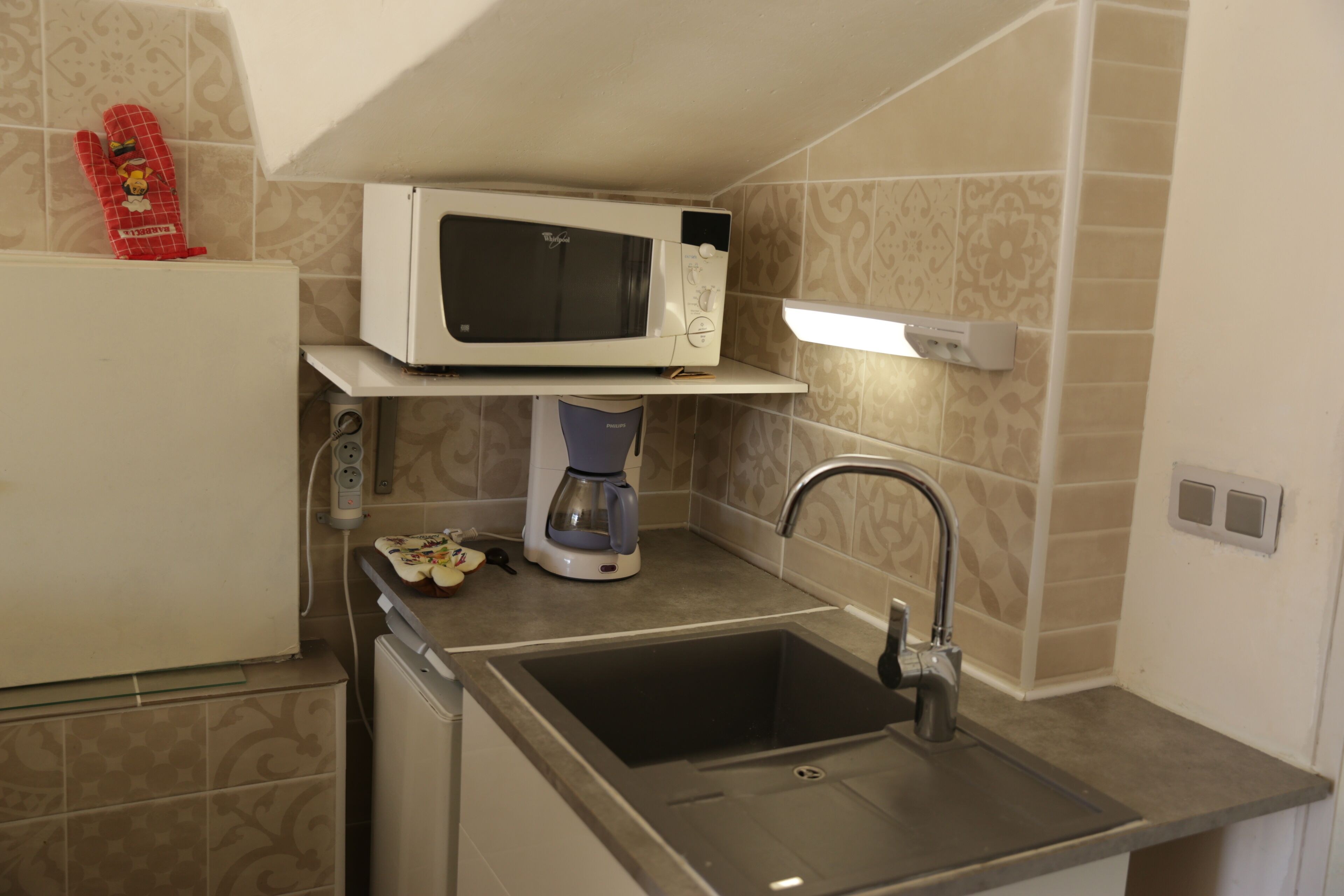 Réfrigérateur, micro-ondes, four, plaque de cuisson