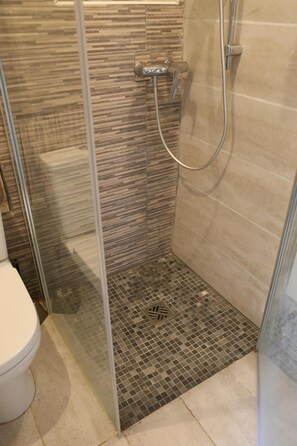 Een douche, een haardroger, zeep, shampoo