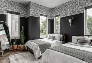 4 عدّة غرف نوم وخزنة داخل الغرفة ومكتب ومكواة/لوح كي