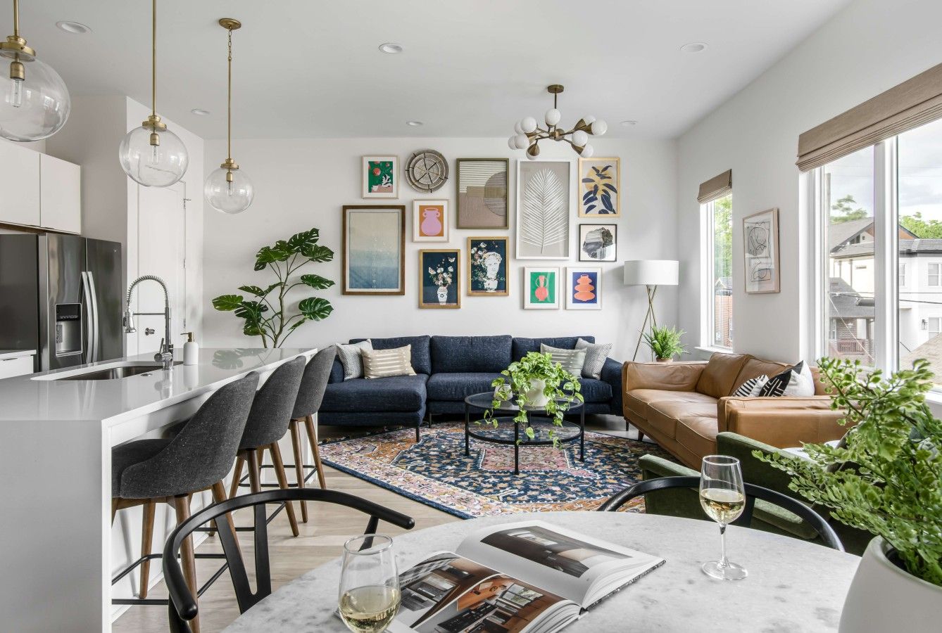 Ein modernes Wohnzimmer mit einer Couch, einem Couchtisch und einem Essbereich mit Stühlen und einem Tisch.