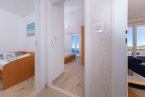 2 habitaciones, tabla de planchar con plancha y cuna de viaje