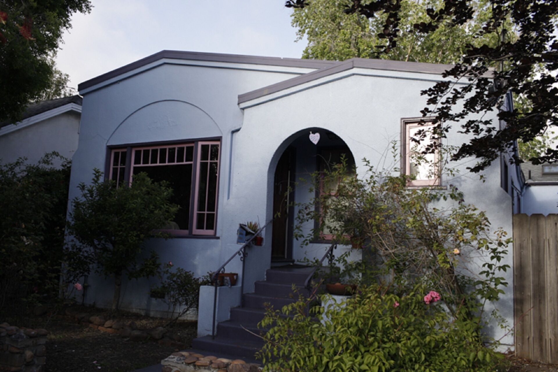 Pet-welcoming casual hippie home in North Berkeley Restaurant/ Shopping District