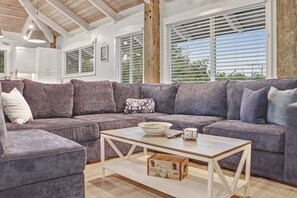 Smart TV, Netflix, table tennis, streaming services