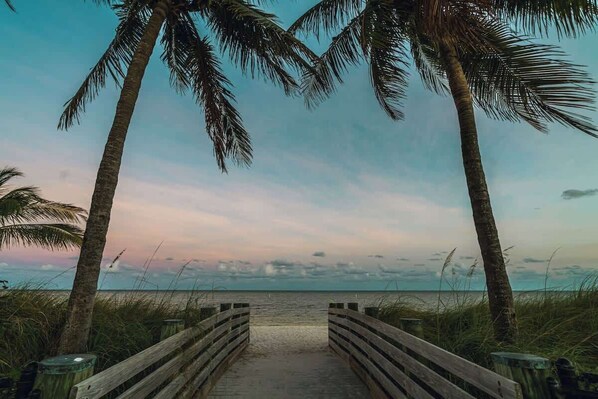 Chaises longues, serviettes de plage