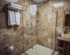 Shower, rainfall showerhead, free toiletries, hair dryer - Olivia Cave Hotel (Nevsehir)