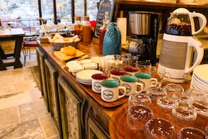 Buffet de l'esmorzar amb tasses de cafè, gots i cafetera.