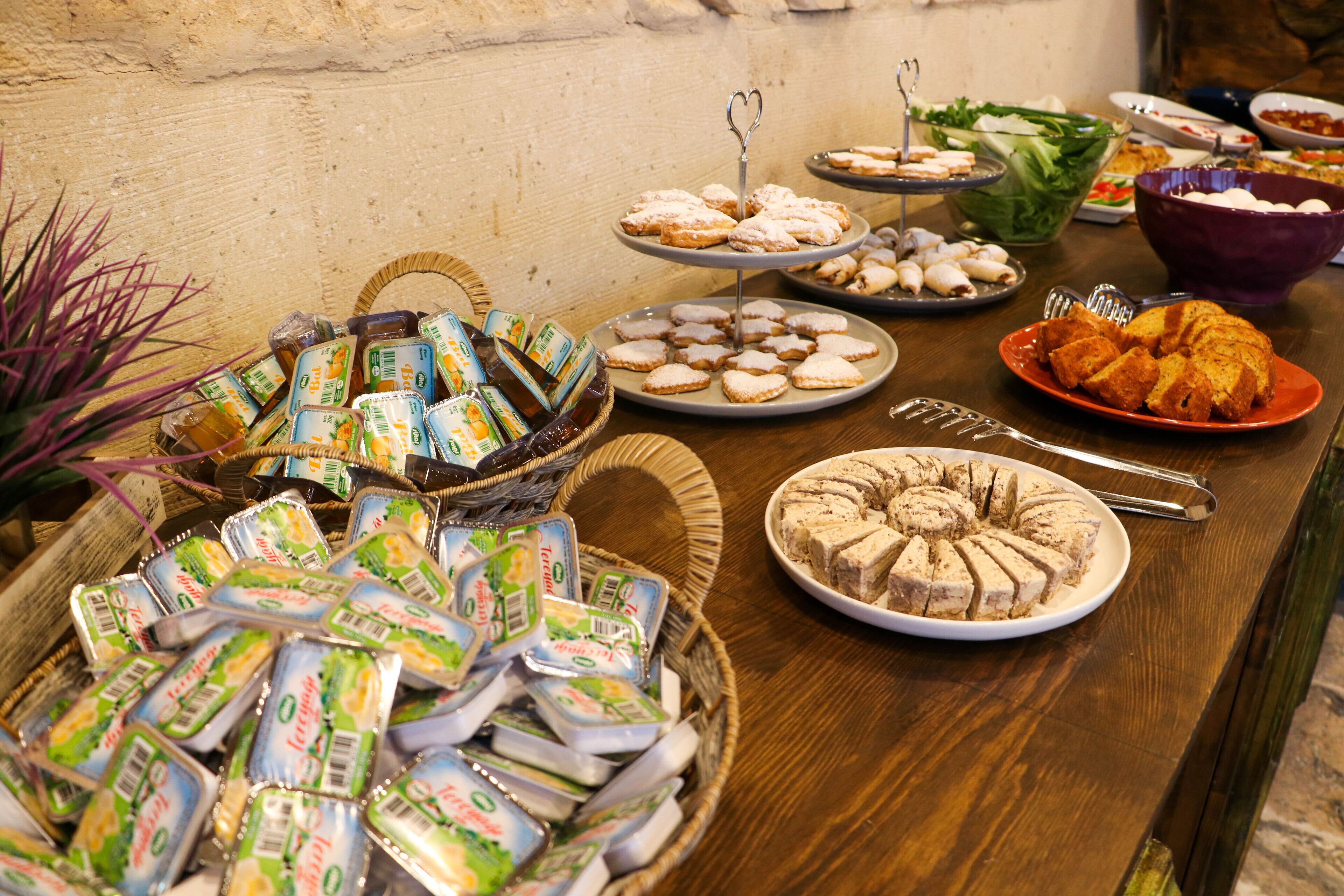 Una mesa de buffet con diversos alimentos y salsas.