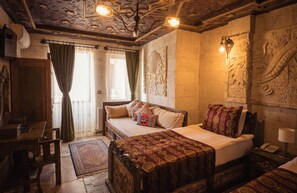 Chambre Deluxe avec lits jumeaux | Literie hypoallergénique, minibar, décor unique, bureau