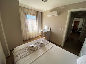 1 bedroom, premium bedding, desk, soundproofing
