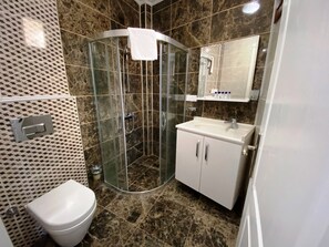 Shower, hair dryer, slippers - Mai Otel Cunda (Ayvalik)