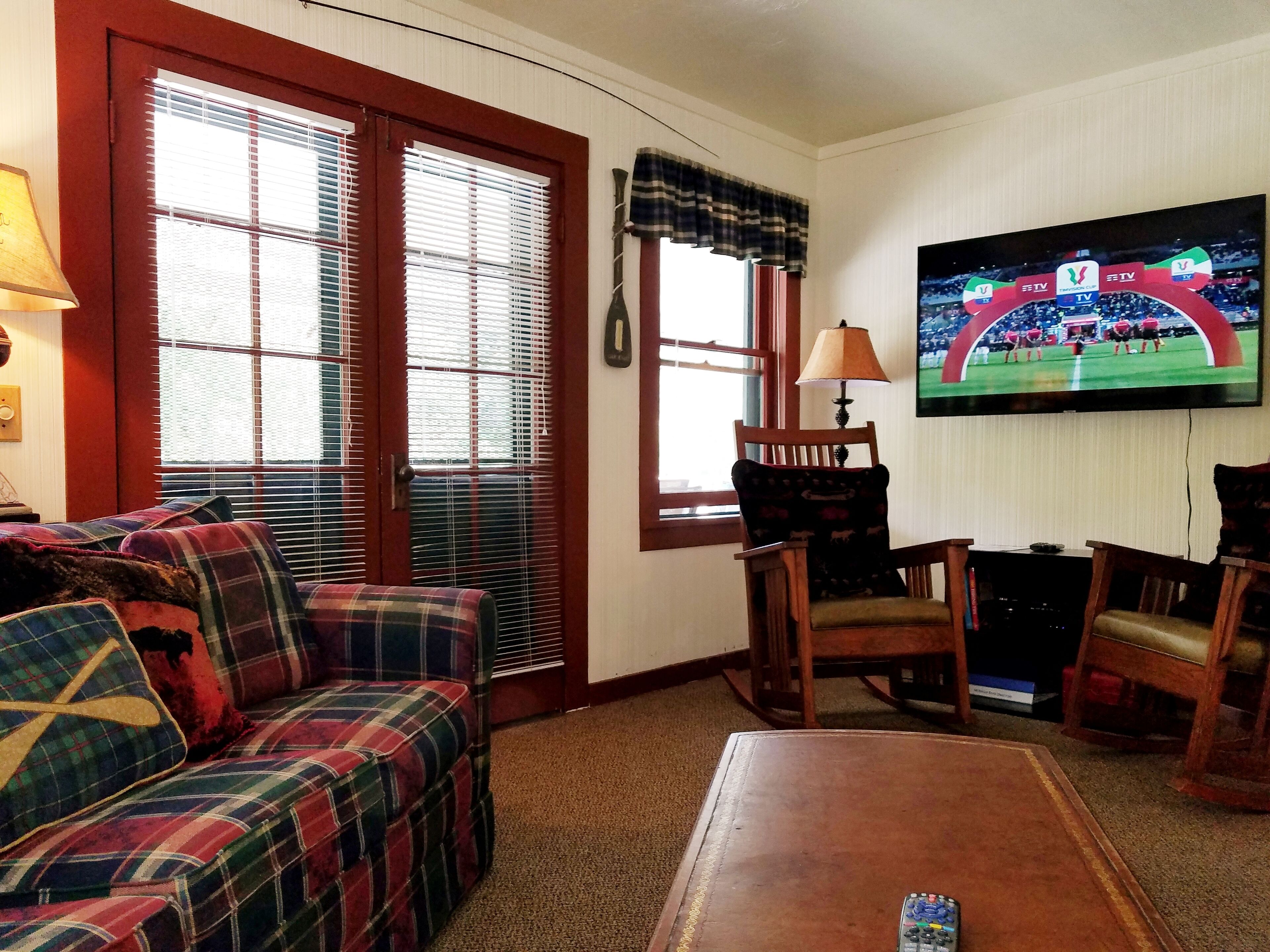 Een smart-tv en een open haard