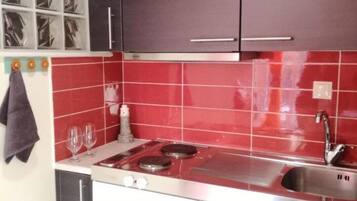 Køleskab, kogeplade, køkkentøj/tallerkener/redskaber