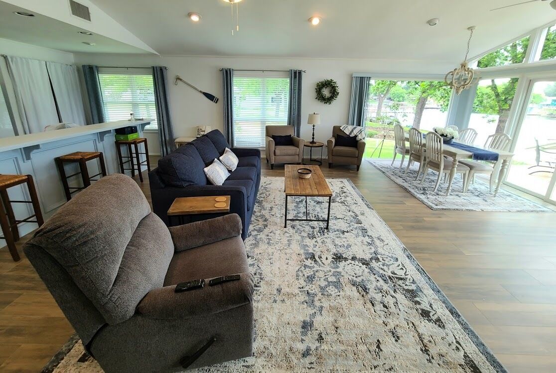 Sunrise Cottage! On open water Lake LBJ! Beautiful shade trees! Amazing view!