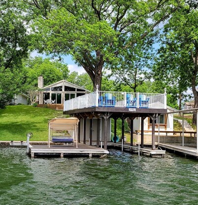 Sunrise Cottage! On open water Lake LBJ! Beautiful shade trees! Amazing view!