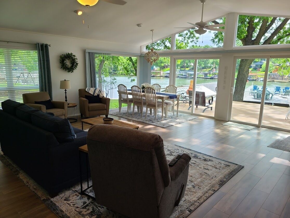 Sunrise Cottage! On open water Lake LBJ! Beautiful shade trees! Amazing view!